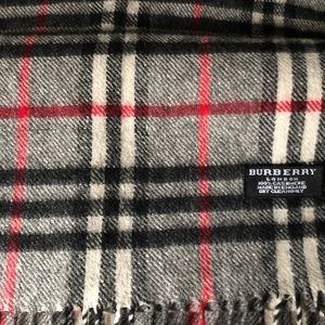 Auth Burberry scarf. No stains nor holes. 13x64 in